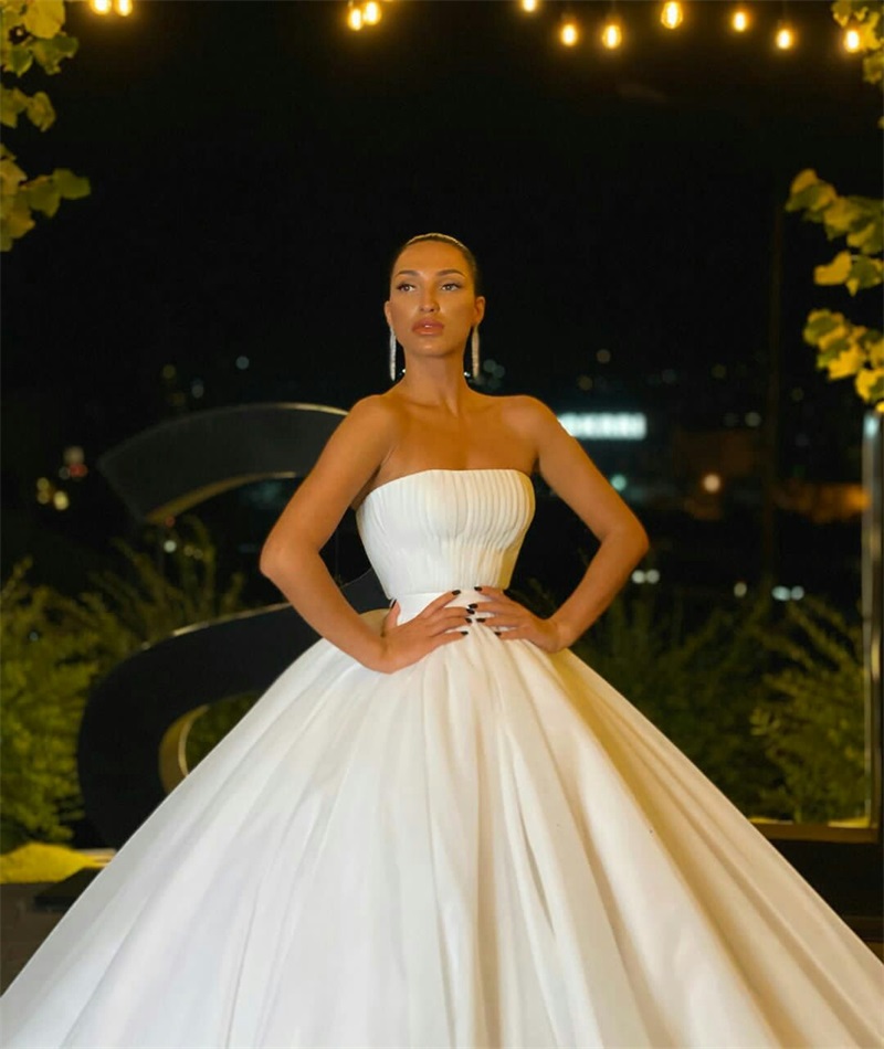 Gorgeous A Line Wedding Dresses Cascading Ruffles Sweep Train Sexy Strapless Bridal Gowns Custom Made Puffy Modern Style Robes De Mariee