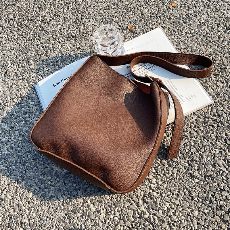 2021 New fashion PU women's bag solid color one-shoulder sloping bag large-capacity leisure bucket, Black
2021 New fashion PU women's bag solid color one-shoulder sloping bag large-capacity leisure bucket, Black