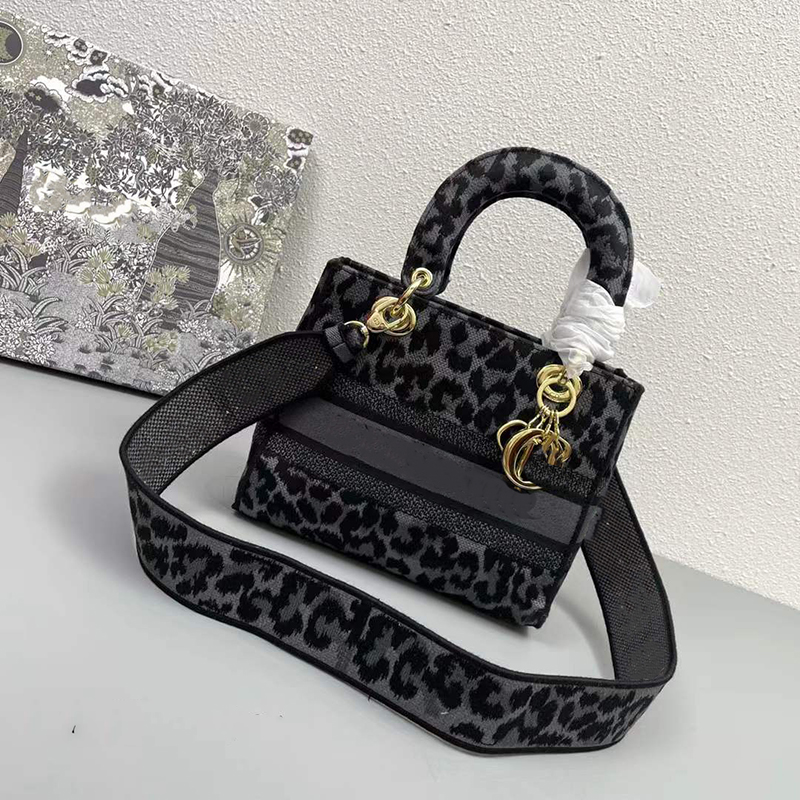 Luxury Woman Handbag Designer Bags Many kinds Pattern Crossbody Bag Vine Printing Add On The Front Elegant And Handsome Totes Embroidery Logo, Extra costs
Luxury Woman Handbag Designer Bags Many kinds Pattern Crossbody Bag Vine Printing Add On The Front Elegant And Handsome Totes Embroidery Logo, Extra costs