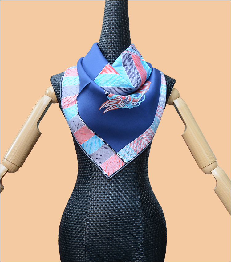 HuaJun 2 Store || "Favori du Faubourg" with navy blue bottom 90 silk square scarf twill print scarf handmade curling Y201007
