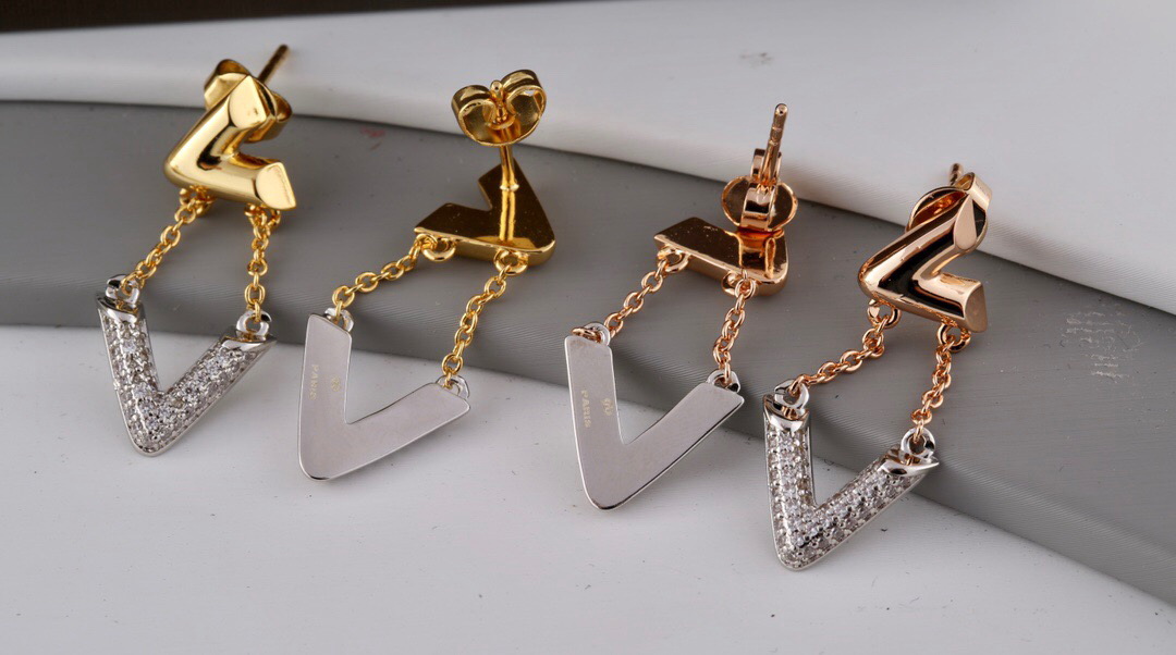 Europe America Fashion Style Lady Women Titanium Steel Tassels Engraved V Initials Setting Diamond Volt Stud Earrings Q96973 Q96972
Europe America Fashion Style Lady Women Titanium Steel Tassels Engraved V Initials Setting Diamond Volt Stud Earrings Q96973 Q96972