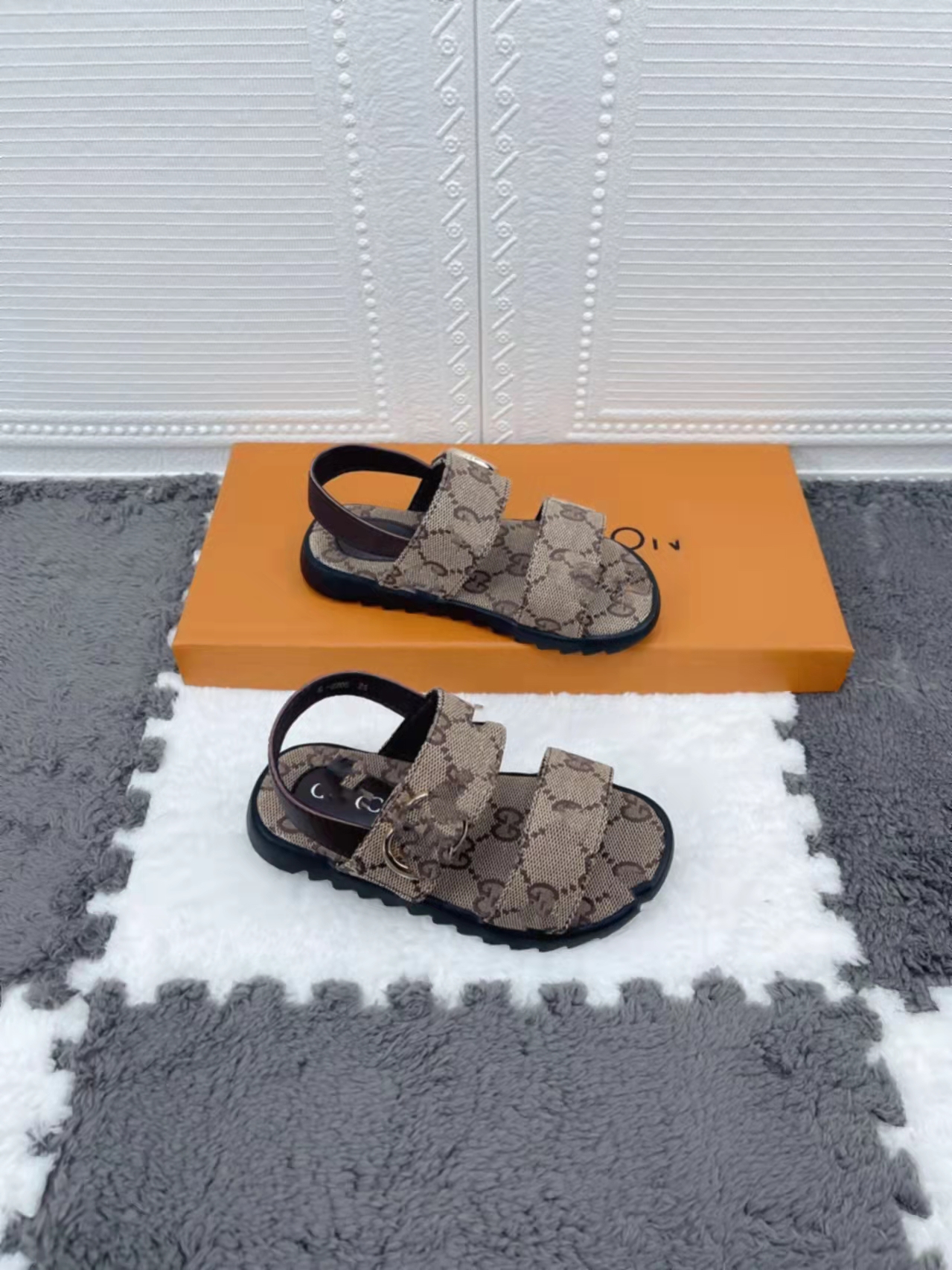 summer boutique sandals shoes kid boys house slipper slides eu 26-35 wholesale black boy and white girl fashion designer shoes 2022, Black;red
summer boutique sandals shoes kid boys house slipper slides eu 26-35 wholesale black boy and white girl fashion designer shoes 2022, Black;red