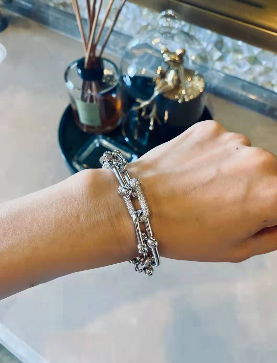 Bangle Bracelet link chain Wide U-shaped Diamonds Designer watches Women Men couple fashion designer watche Top Quality Wedding Party Thanksgiving Valentine 04
Bangle Bracelet link chain Wide U-shaped Diamonds Designer watches Women Men couple fashion designer watche Top Quality Wedding Party Thanksgiving Valentine 04