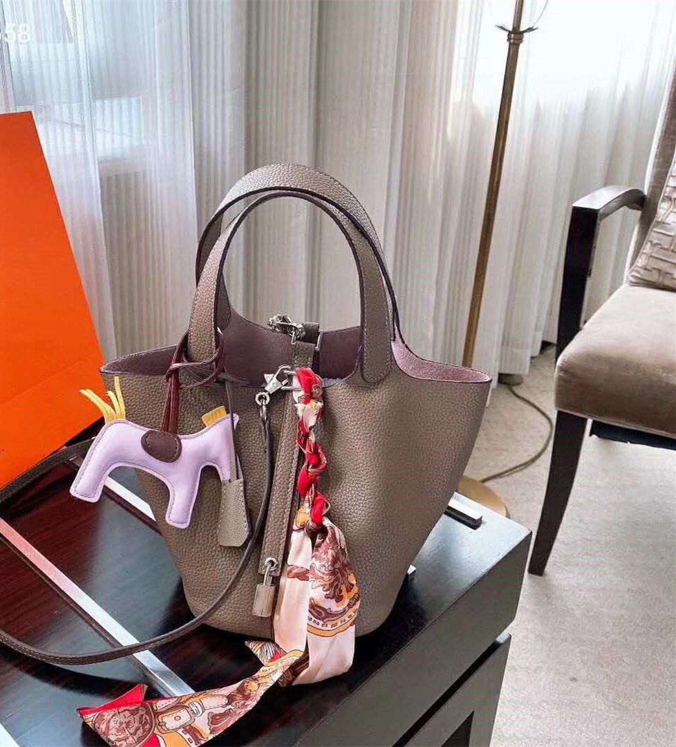 Women Bucket Bag Genuine Leather Handbags Ladies Basket Handbag 18/22CM Lock Picotin Soft Head Layer Cowhide Bucket Hand Carry Handbag, Khaki gay
Women Bucket Bag Genuine Leather Handbags Ladies Basket Handbag 18/22CM Lock Picotin Soft Head Layer Cowhide Bucket Hand Carry Handbag, Khaki gay