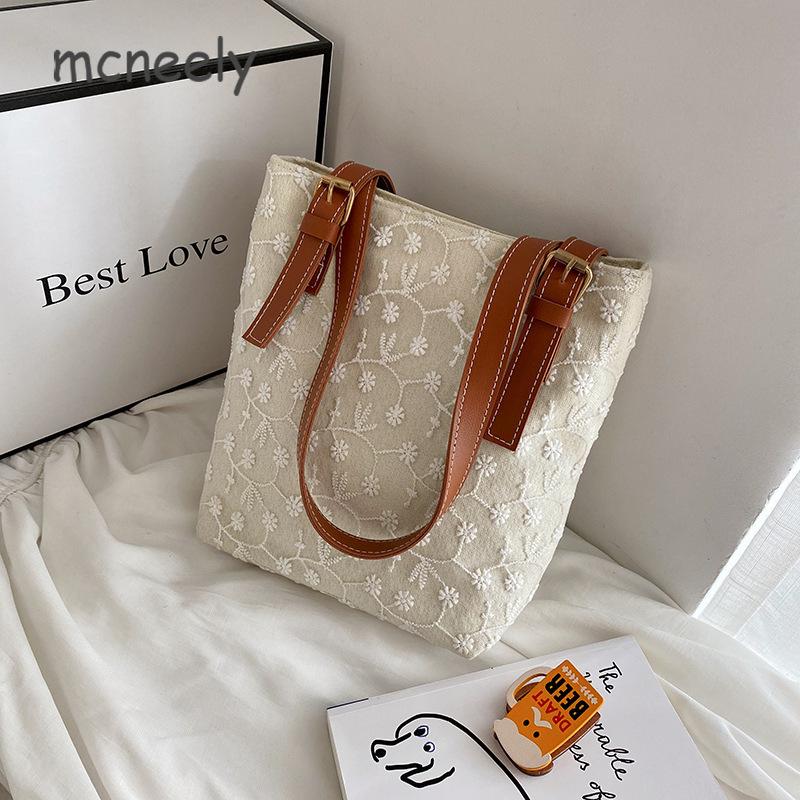 Autumn and Winter New Lace Women's Bag Korean Casual Canvas Bag Small Fresh Sweet Women's Shoulder Fashion Armpit, As piccture
Autumn and Winter New Lace Women's Bag Korean Casual Canvas Bag Small Fresh Sweet Women's Shoulder Fashion Armpit, As piccture