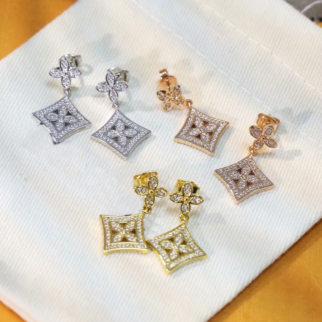 Europe America Style Lady Women Titanium Steel Tassels Hollow Out V Initials Setting Diamond Square Four Leaf Flower Stud Earrings 3 Color
Europe America Style Lady Women Titanium Steel Tassels Hollow Out V Initials Setting Diamond Square Four Leaf Flower Stud Earrings 3 Color