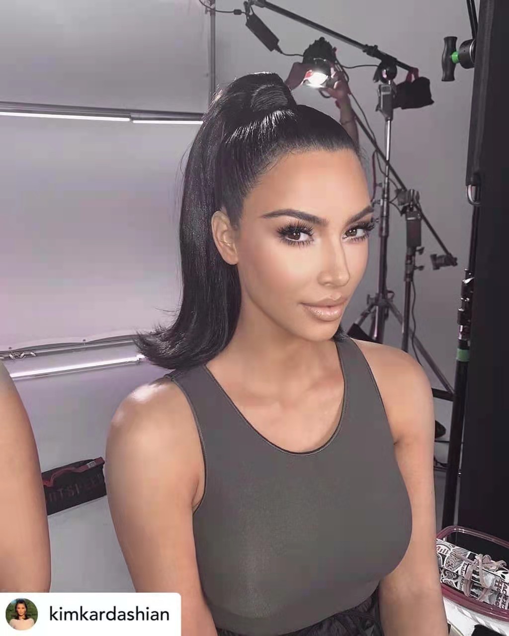 Kim kardashian's flipped-out sleek ponytail drawstring human hair wraps around perfect hairstyle for new years Eve 120g color 1b
Kim kardashian's flipped-out sleek ponytail drawstring human hair wraps around perfect hairstyle for new years Eve 120g color 1b