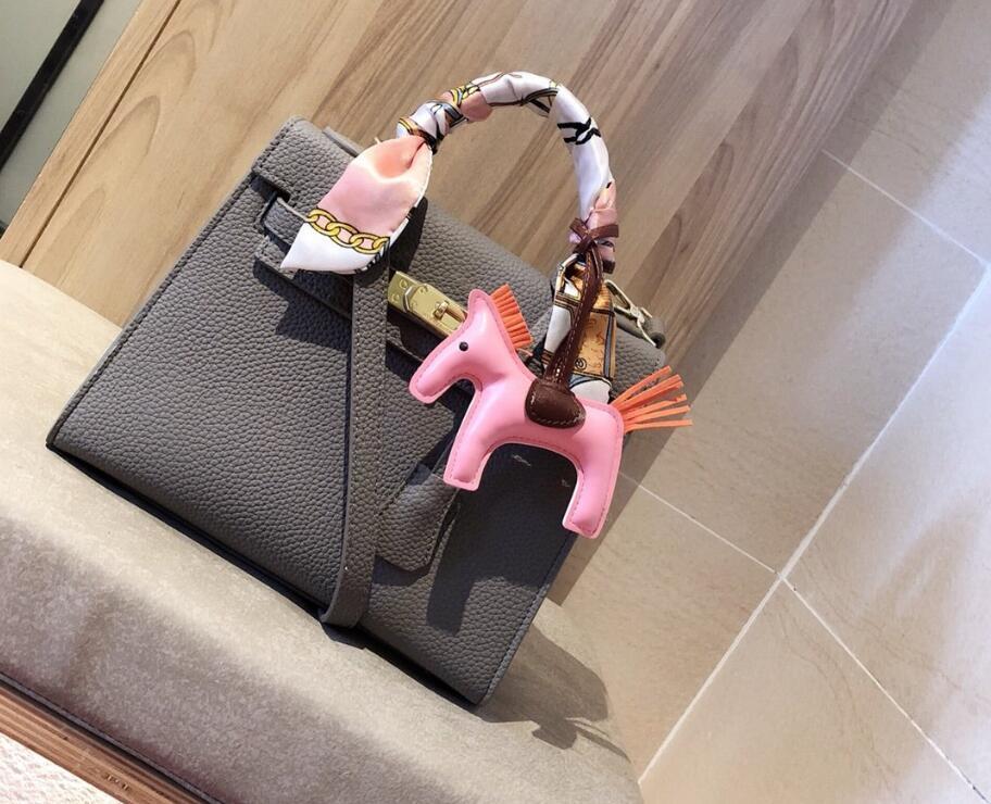 Cheap Fashion Evening Bags Luxury Handbags Womens Bag Designer Ladies Shoulder Handbag NEW STYLE Totes Bag Wholesale Famous Brands white, As photo style color
Cheap Fashion Evening Bags Luxury Handbags Womens Bag Designer Ladies Shoulder Handbag NEW STYLE Totes Bag Wholesale Famous Brands white, As photo style color