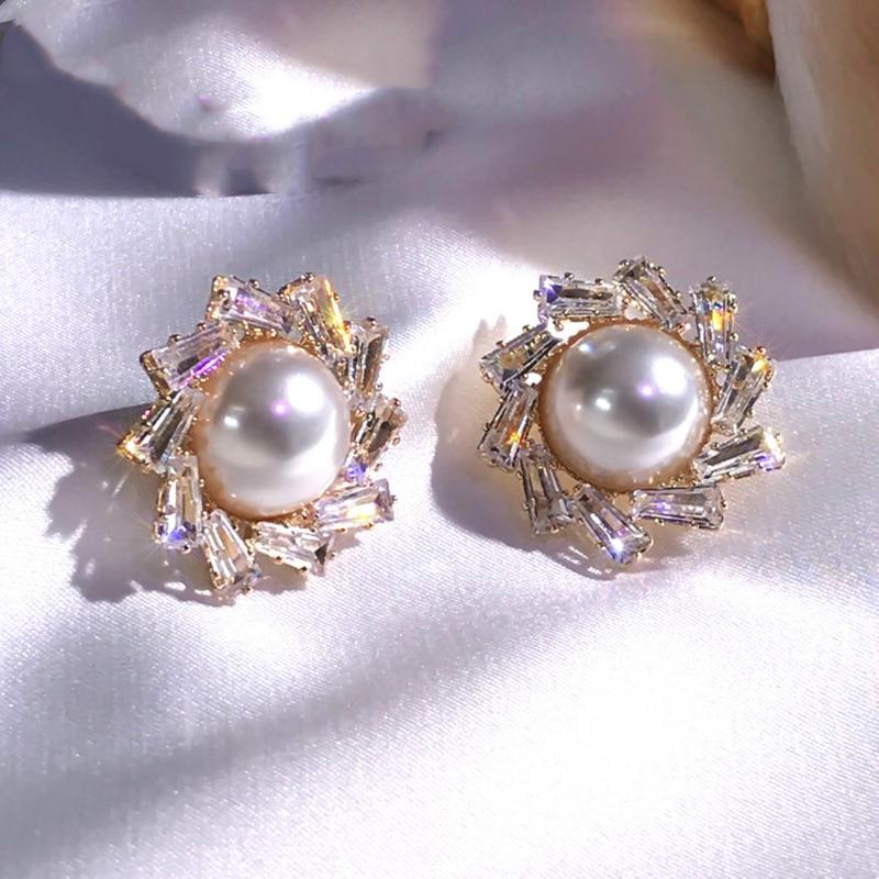 S925 Silver Needle Zircon Pearl Earrings Female Simple High-End Earrings Temperament Niche Design New Trendy
S925 Silver Needle Zircon Pearl Earrings Female Simple High-End Earrings Temperament Niche Design New Trendy