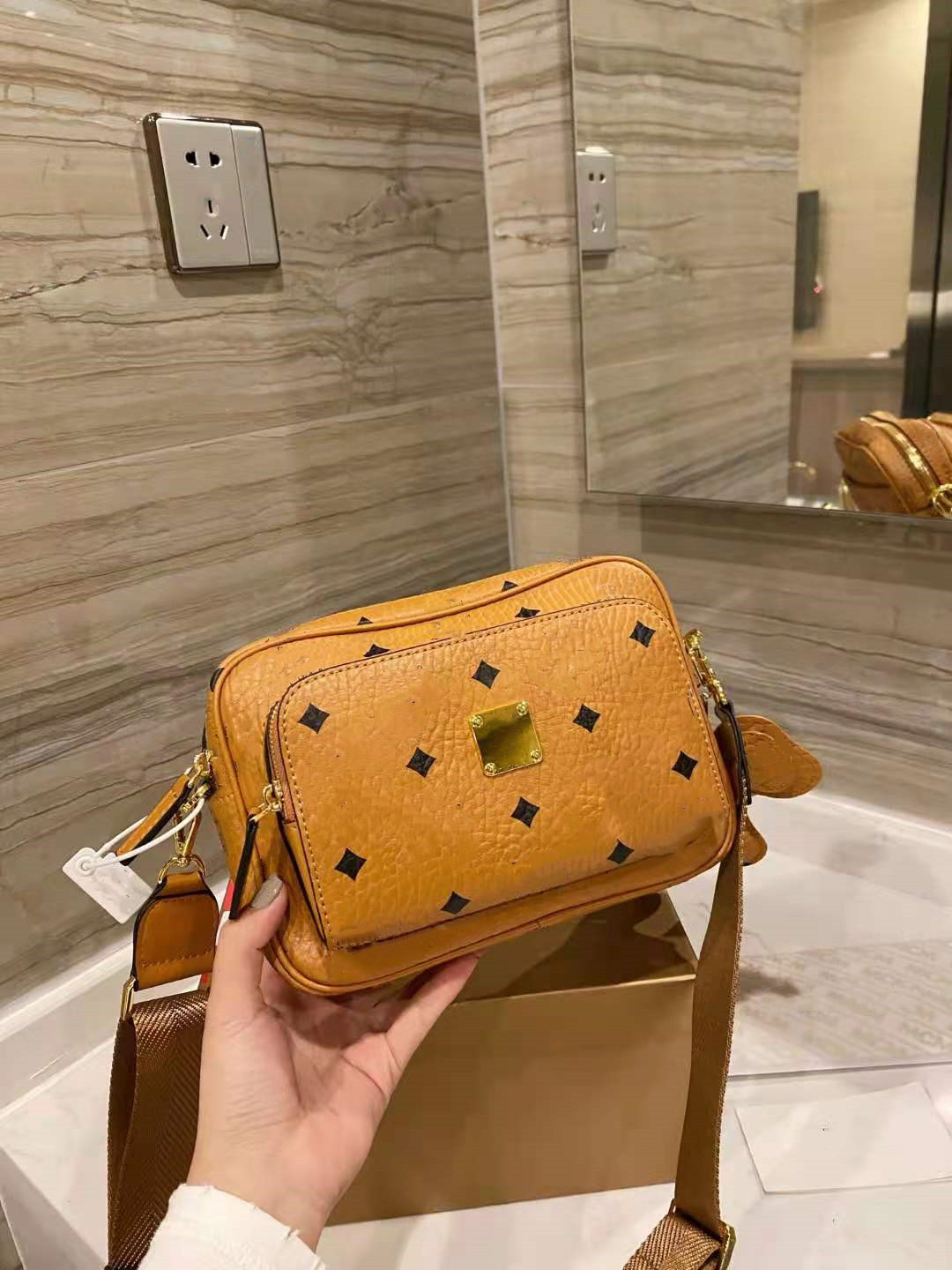 new quality letter combination printing camera bag convenient and practical with gift box, No bags
new quality letter combination printing camera bag convenient and practical with gift box, No bags