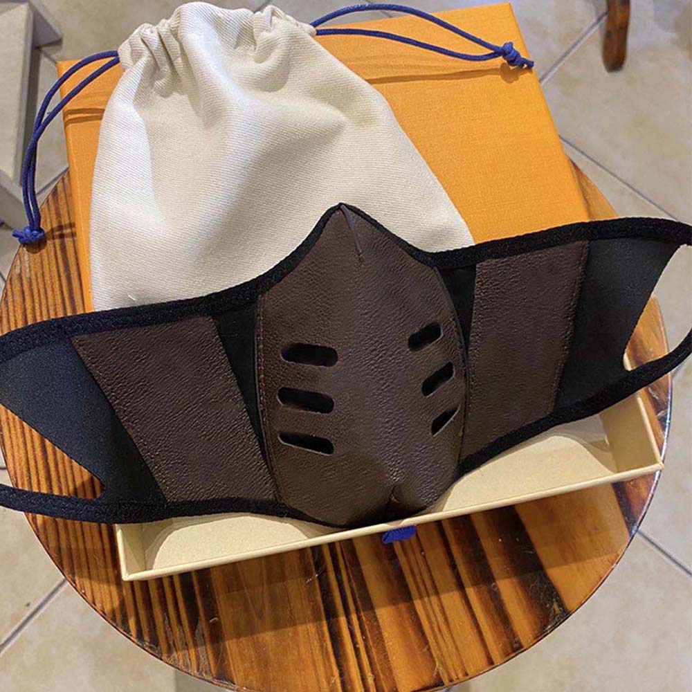 2021 Fashion Designer Party Masks Men Women Dust Reusable Washable Leather Mask Outdoor Cotton Cloth Plaid Face Mask with Box and Dustbag
2021 Fashion Designer Party Masks Men Women Dust Reusable Washable Leather Mask Outdoor Cotton Cloth Plaid Face Mask with Box and Dustbag