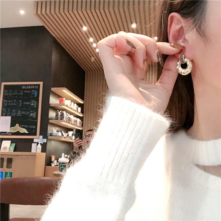 Stud Korea Dongdaemun Personality Retro Make Old Pearl Ring Earrings Royal Elder Sister Ladies
Stud Korea Dongdaemun Personality Retro Make Old Pearl Ring Earrings Royal Elder Sister Ladies