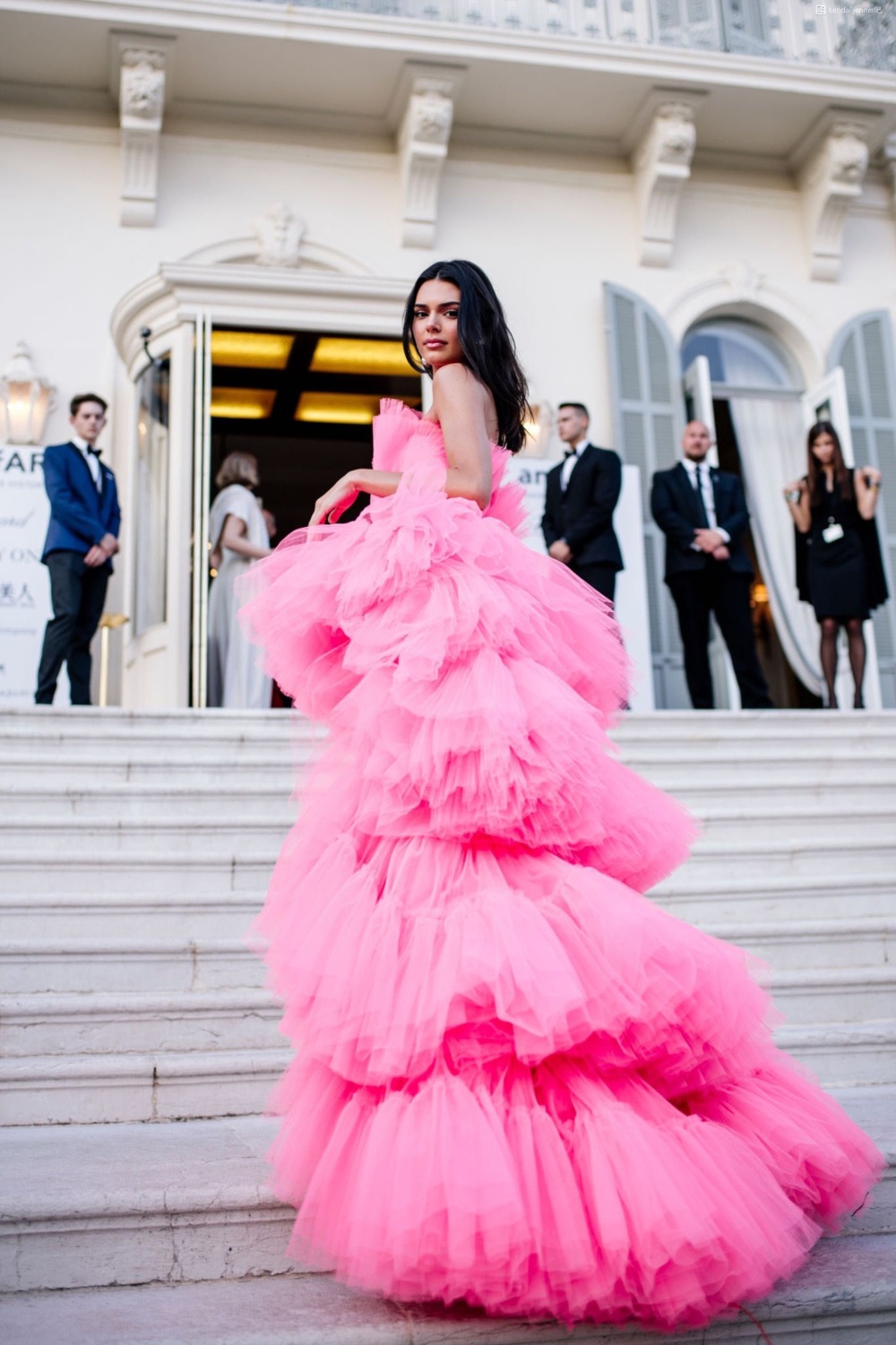 Kendall Jenner Fuchsia Pink High Low Prom Dresses Strapless Tiered Tulle Evening Celebrity Dress 2023 Luxury Puffy Long Pageant Dress For Women