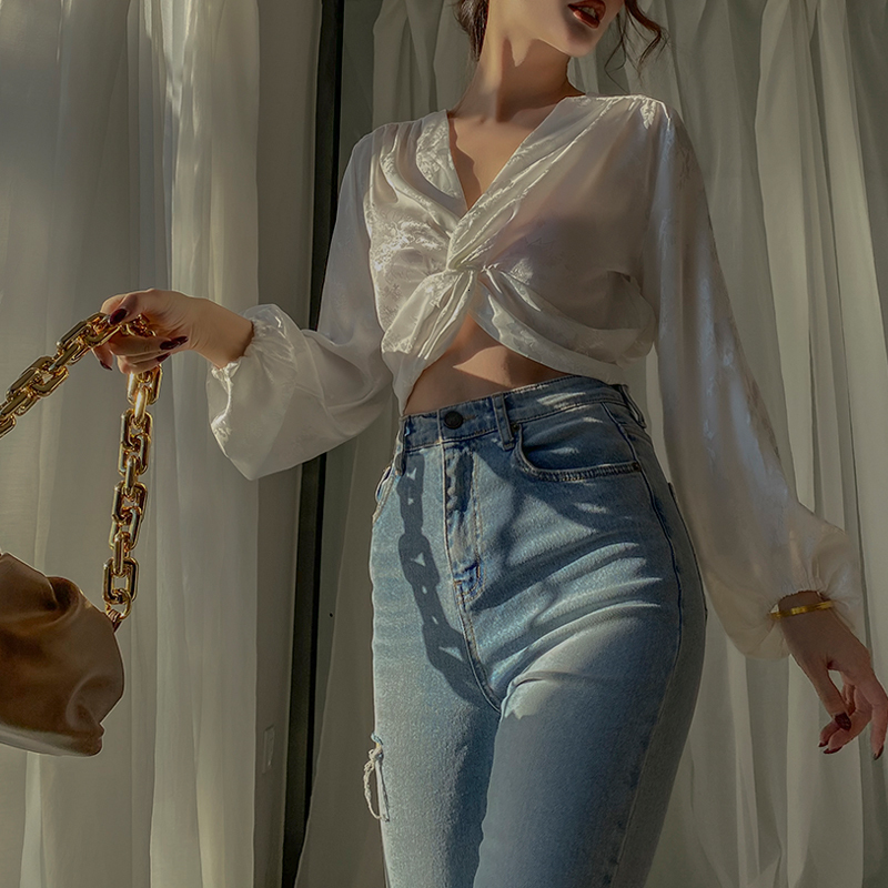 2021 New Elegant French Laziness Graceful White Satin Jacquard Shirt Long Short Sleeve with v Fall Feminine Tops LBKD
2021 New Elegant French Laziness Graceful White Satin Jacquard Shirt Long Short Sleeve with v Fall Feminine Tops LBKD