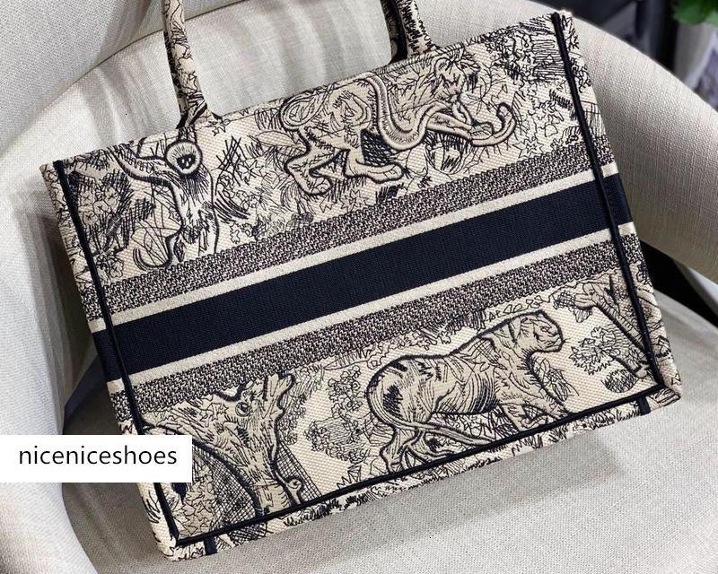 New Ladies Custom Large-capacity Paris Designer Handbags Fashion Retro Ethnic Style Canvas Handmade Embroidery Pattern Shopping Bag, Original box
New Ladies Custom Large-capacity Paris Designer Handbags Fashion Retro Ethnic Style Canvas Handmade Embroidery Pattern Shopping Bag, Original box