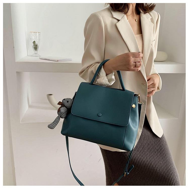 2021 new popular trendy solid color pendant wild messenger bag shoulder bag simple fashion female hand bags, Black
2021 new popular trendy solid color pendant wild messenger bag shoulder bag simple fashion female hand bags, Black
