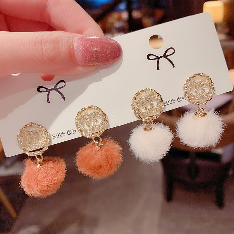 Dangle & Chandelier Wool Ball Earrings For Women Lovely Warm Temperament Fit Autumn And Winter Style Curly Plush Round Earring
Dangle & Chandelier Wool Ball Earrings For Women Lovely Warm Temperament Fit Autumn And Winter Style Curly Plush Round Earring