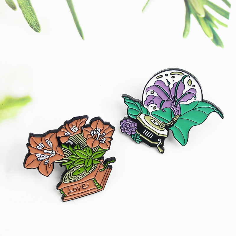 Morning glory phonograph Enamel Brooch Retro musical instruments flowers Lapel Pin Weird Punk Badge jewelry To friends, Color #1
Morning glory phonograph Enamel Brooch Retro musical instruments flowers Lapel Pin Weird Punk Badge jewelry To friends, Color #1