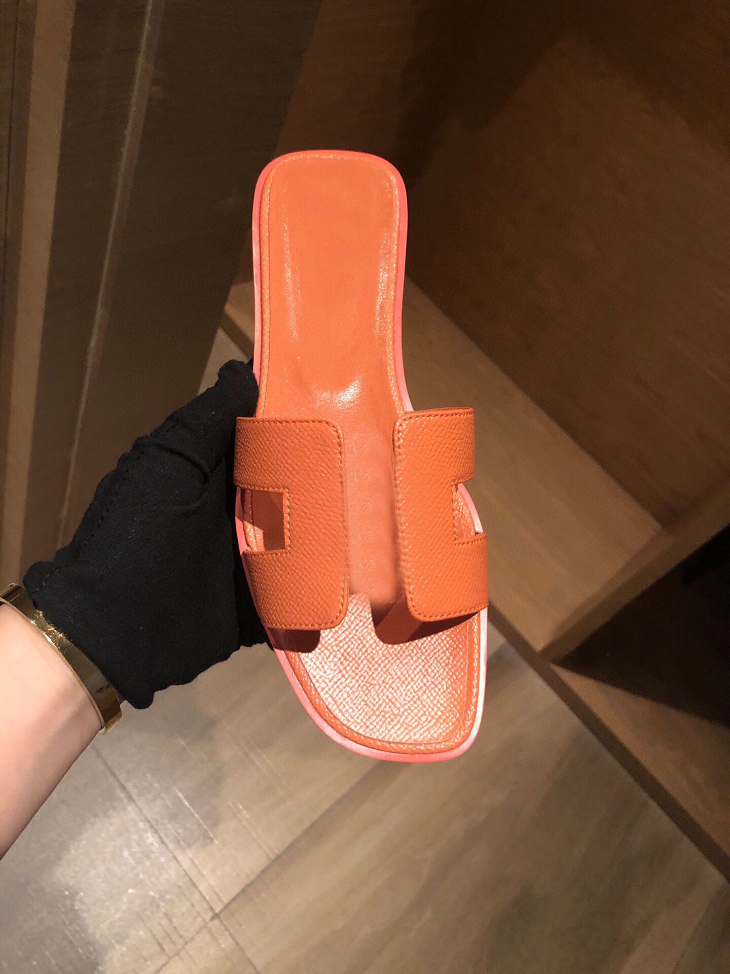 Oran Sandals Women slipper Lady Sandal Beach Slides Summer Sexy real leather platform Flats Shoes outdoor Designer luxury shoe, Color 7
Oran Sandals Women slipper Lady Sandal Beach Slides Summer Sexy real leather platform Flats Shoes outdoor Designer luxury shoe, Color 7