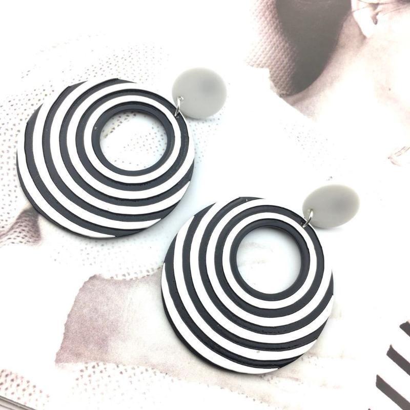 2020 Black White Interlaced Acrylic Circle Geometric Earrings for Women Big Statement Drop Earring Brincos Party Jewelry1
2020 Black White Interlaced Acrylic Circle Geometric Earrings for Women Big Statement Drop Earring Brincos Party Jewelry1
