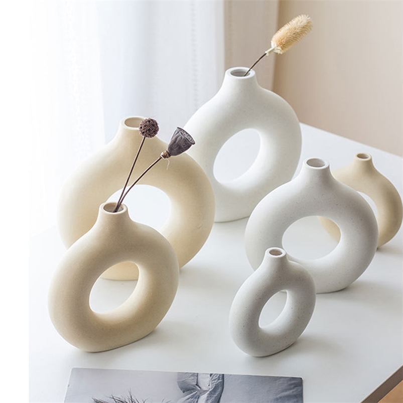 Nordic Round Hollow Ceramic Vase Donut Half-length Woman Vase Office Desktop Living Room Interior Decoration Home Decoration 220113
Nordic Round Hollow Ceramic Vase Donut Half-length Woman Vase Office Desktop Living Room Interior Decoration Home Decoration 220113