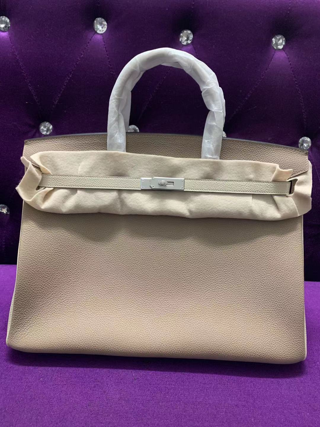 40cm men totes customized 2tones handbag mens brand purse half handmade quality togo leather wax line stitching can make other colors, Beige
40cm men totes customized 2tones handbag mens brand purse half handmade quality togo leather wax line stitching can make other colors, Beige