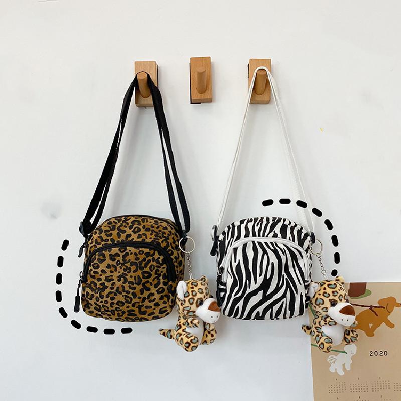 Korea funny personality leopard print student canvas small bag Japanese girl cute messenger bag, 02
Korea funny personality leopard print student canvas small bag Japanese girl cute messenger bag, 02