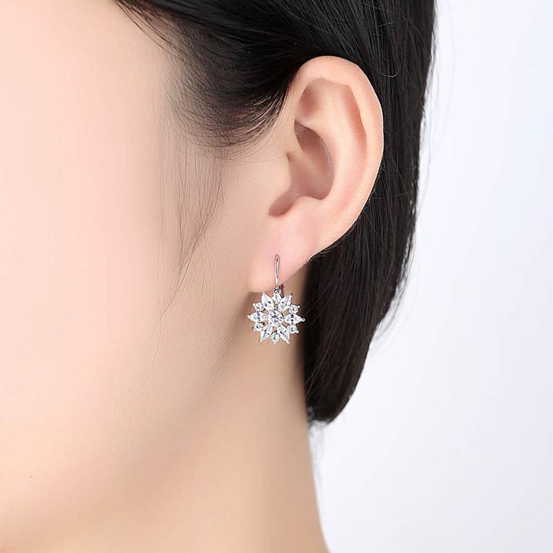 Korean New Elegant Shiny Zircon Snowflake Stud Earrings For Women Fashion Christmas Pendientes Party Holiday Jewelry
Korean New Elegant Shiny Zircon Snowflake Stud Earrings For Women Fashion Christmas Pendientes Party Holiday Jewelry