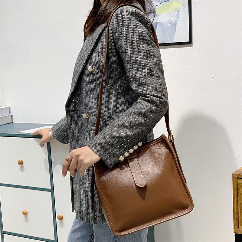 2021 New Brand Ladies Bucket Shoulder Bag 100% Soft Genuine Leather Women Messenger Bags Luxury Designer Crossbody Handbags, Black
2021 New Brand Ladies Bucket Shoulder Bag 100% Soft Genuine Leather Women Messenger Bags Luxury Designer Crossbody Handbags, Black
