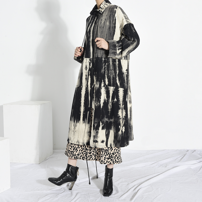 [EAM] Women Black Printed Big Size Long Trench New Stand Collar Long Sleeve Loose Windbreaker Fashion Spring Autumn LJ201128