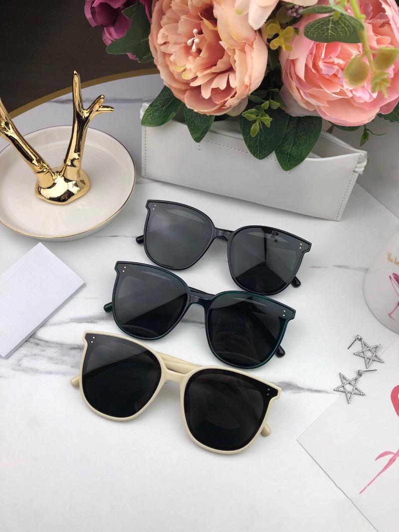 Polaroid Polarized Lenses Sunglasses Black Classic Fashion Style Street Sunglasses for Men and Women High Quality Size:65-18-1511
Polaroid Polarized Lenses Sunglasses Black Classic Fashion Style Street Sunglasses for Men and Women High Quality Size:65-18-1511