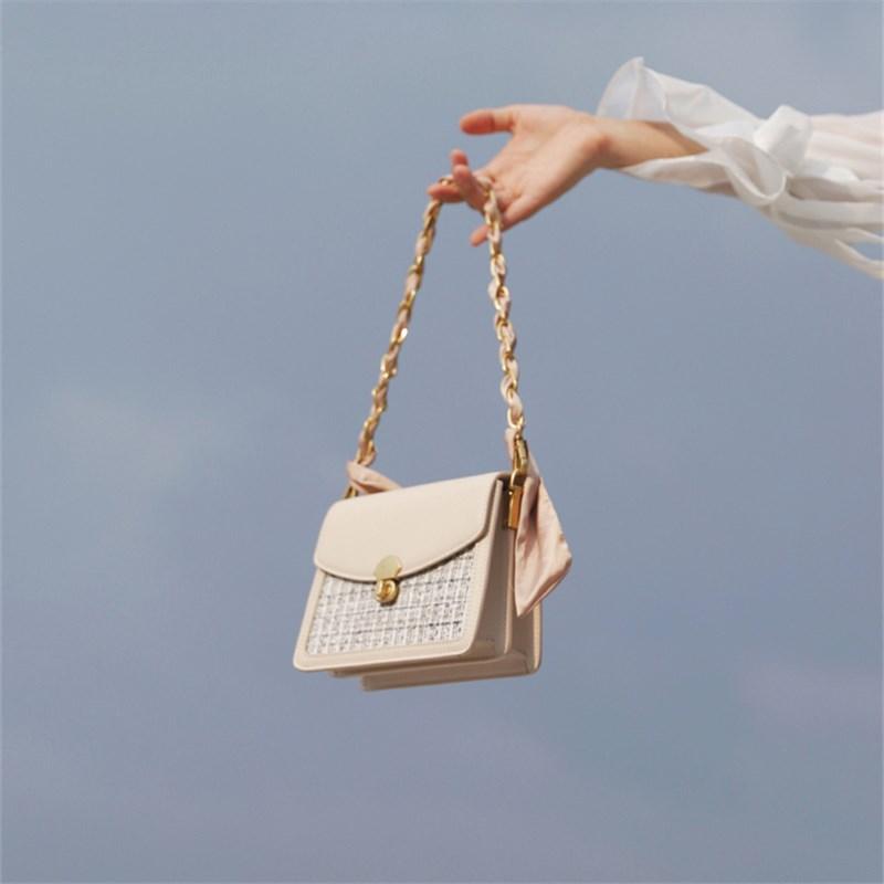 Autumn and winter woolen cloth messenger bag female spring 2021 new organ bag wild one-shoulder portable small square, Black
Autumn and winter woolen cloth messenger bag female spring 2021 new organ bag wild one-shoulder portable small square, Black