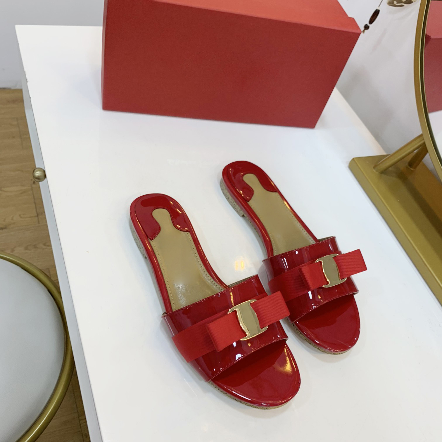 Slippers Women's Summer 2020 Fashion New Leather slippers flat-soled women's slippers large size 41, Black
Slippers Women's Summer 2020 Fashion New Leather slippers flat-soled women's slippers large size 41, Black