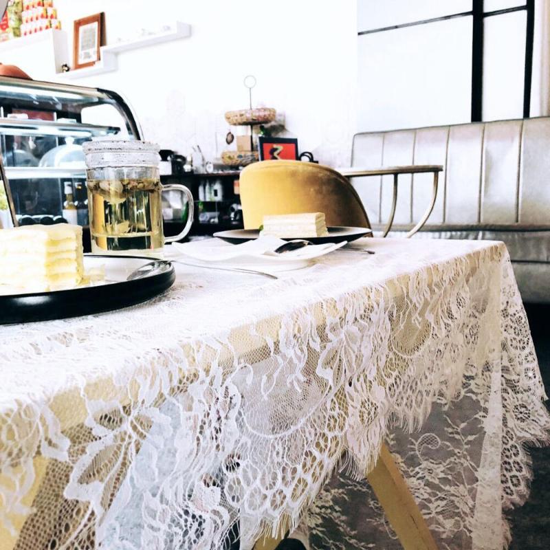 White Openwork Lace Tablecloth Wedding Accessories Floral Lace Table Cover Wedding Party Decoation
White Openwork Lace Tablecloth Wedding Accessories Floral Lace Table Cover Wedding Party Decoation