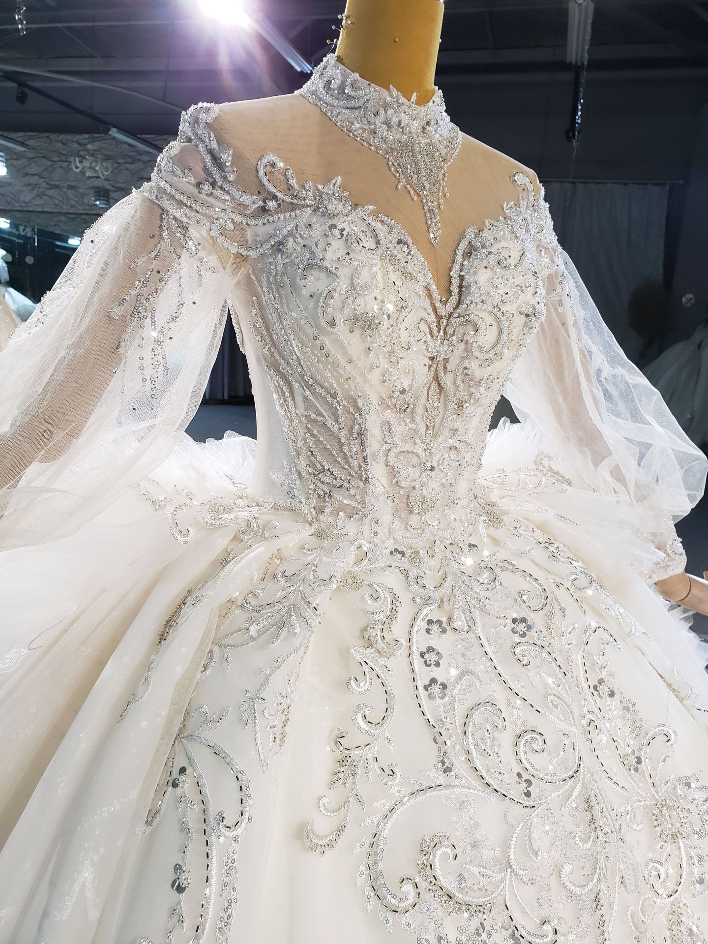 Lace Embroidery Crystals urious Ball Gown Wedding Dresses Long Sleeves High Neck Puffy Princess Church Bridal Gowns Saudi Arabia Dubai Vestidos De Nov