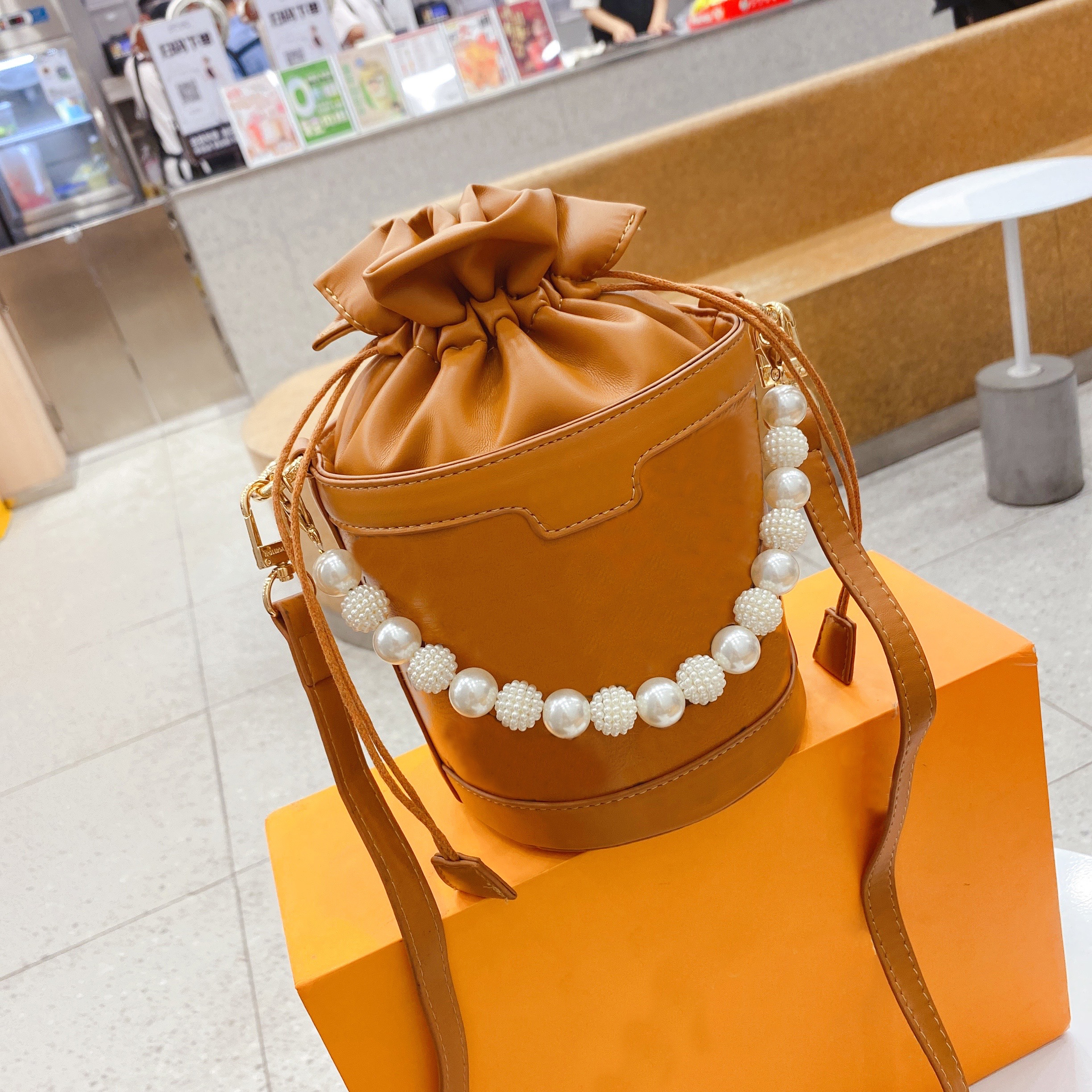 Luxury Embossed Round Bucket Bag High Quality Pearl Handle Barrel-shaped Drawstring Handbag Designer One Shoulder Messenger Bag Evening Bags Cosmetic Clutch, Multi
Luxury Embossed Round Bucket Bag High Quality Pearl Handle Barrel-shaped Drawstring Handbag Designer One Shoulder Messenger Bag Evening Bags Cosmetic Clutch, Multi