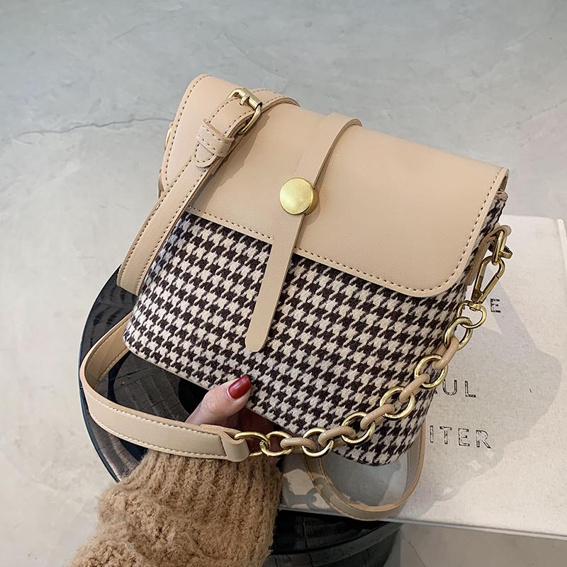 Niche Design Hot Handbags 2021 New Fashion Messenger Bag Popular One-shoulder Bucket Bag Underarm Dual-use Width: 22cm, Black
Niche Design Hot Handbags 2021 New Fashion Messenger Bag Popular One-shoulder Bucket Bag Underarm Dual-use Width: 22cm, Black