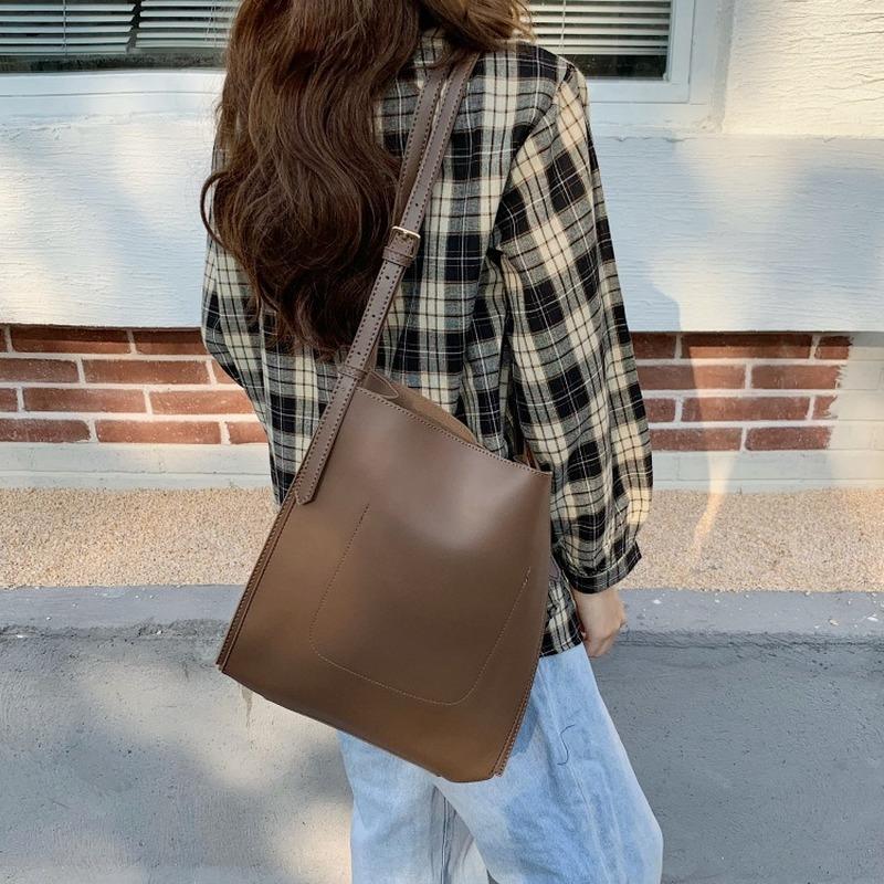 Fashion Women Bucket Bag Vintage Woman Shoulder Messenger Bag High Quality Soft Leather Simple Crossbody Luxury Handbag Sac, Brown
Fashion Women Bucket Bag Vintage Woman Shoulder Messenger Bag High Quality Soft Leather Simple Crossbody Luxury Handbag Sac, Brown