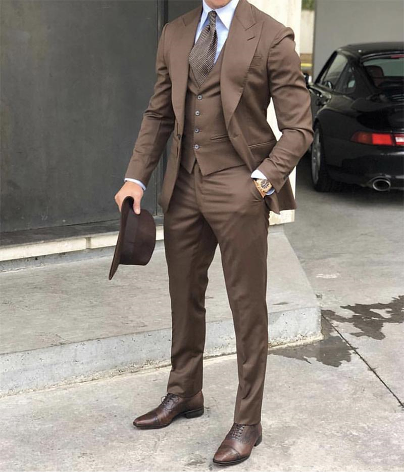 Handsome British Brown Wedding Tuxedos Groom Formal Wear Mens Suits Slim Fit Peaked Lapel Prom Party Men Groomsmen Blazer 3 pieces Designs ( Jacket+Pa