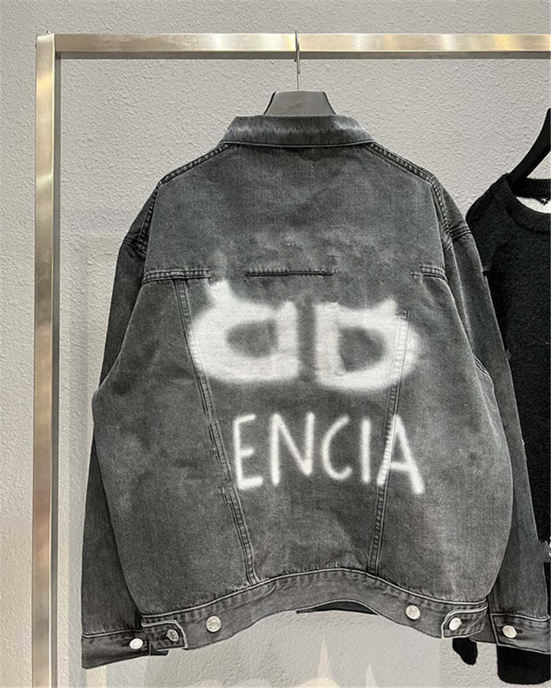 Men's Jackets High version 21fw new back BB luminous graffiti printing men's and women's Paris coat denim jacket fashion brand, White words on the back
Men's Jackets High version 21fw new back BB luminous graffiti printing men's and women's Paris coat denim jacket fashion brand, White words on the back