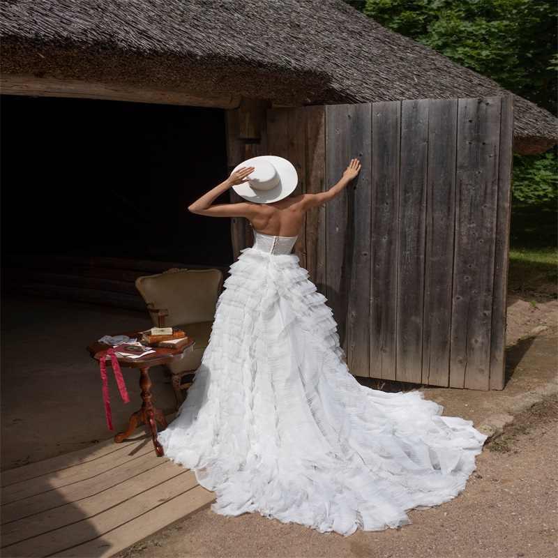 Chic A-line Wedding Dresses Strapless Beads Lace Ruffles Tiered Tulle Appliqued Bridal Gowns Sweep Train Custom Made Vestidos De Novia