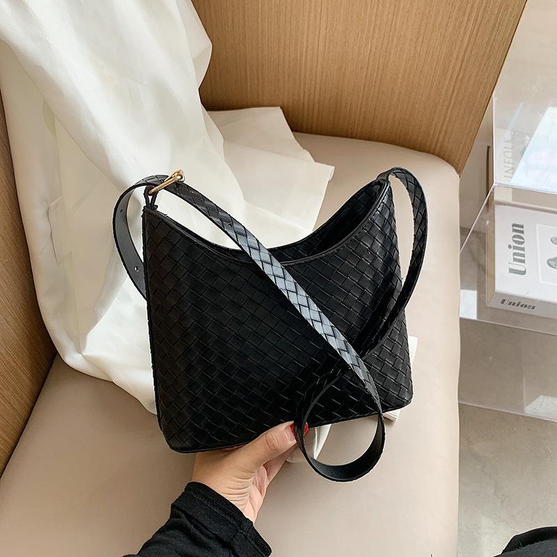 2021 spring outdoor photo new niche ins woven bag net red fashion single shoulder messenger underarm bag hand satchel, Black
2021 spring outdoor photo new niche ins woven bag net red fashion single shoulder messenger underarm bag hand satchel, Black