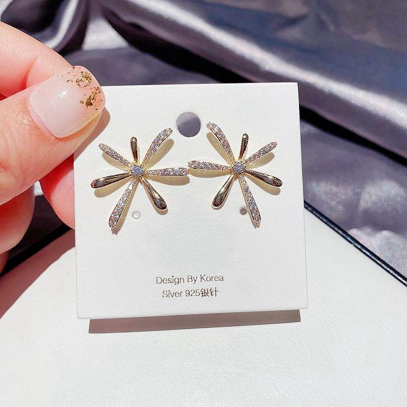 MIGGA Micro Paved Cubic Zirconia Firework Stud Earrings for Women Fashion Party Jewelry Gold Color
MIGGA Micro Paved Cubic Zirconia Firework Stud Earrings for Women Fashion Party Jewelry Gold Color