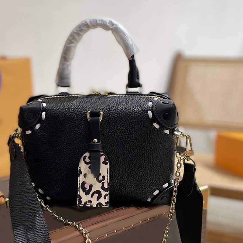 CLASSIC FLOWER Classic Old Flower Crossbody Bag Gold Chain Handbag Purse Women Zipper Shoulder Back Bags Vintage Trunk Box Package Wide Starp
CLASSIC FLOWER Classic Old Flower Crossbody Bag Gold Chain Handbag Purse Women Zipper Shoulder Back Bags Vintage Trunk Box Package Wide Starp