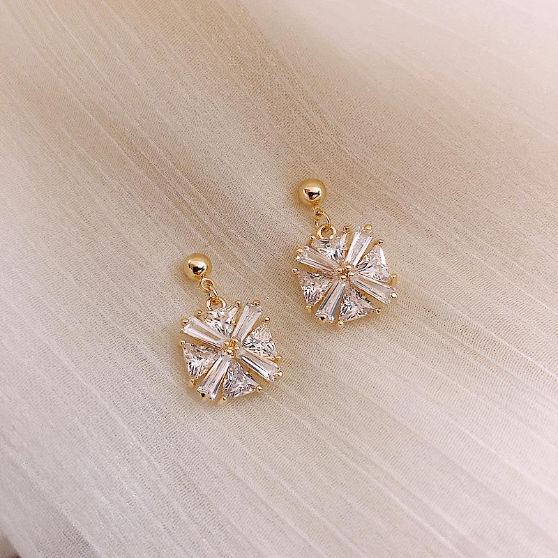 S925 Needle Korea Fashion Jewelry Square Zircon Earrings for Women Luxury Compact Elegant Crystal Earrings for Party Gift 2020
S925 Needle Korea Fashion Jewelry Square Zircon Earrings for Women Luxury Compact Elegant Crystal Earrings for Party Gift 2020