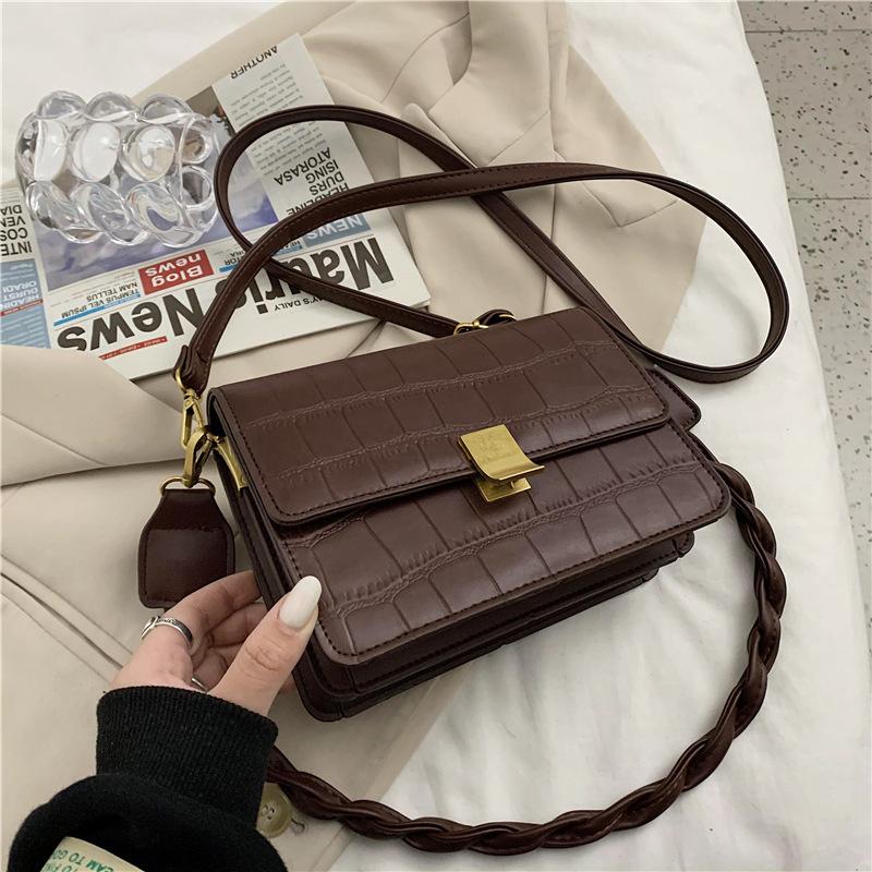 2021 winter new fashion alligator twist braid one shoulder fashion lock small square Bag Messenger Bag, Black
2021 winter new fashion alligator twist braid one shoulder fashion lock small square Bag Messenger Bag, Black