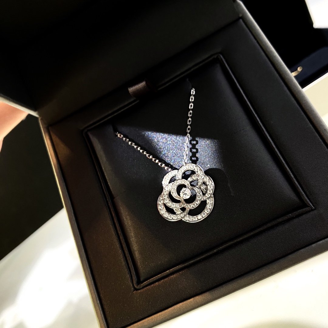 2020 new camellia necklace elegant and fashionable all-round hollowed-out diamond 925 sterling silver chain length 40+5cm
2020 new camellia necklace elegant and fashionable all-round hollowed-out diamond 925 sterling silver chain length 40+5cm