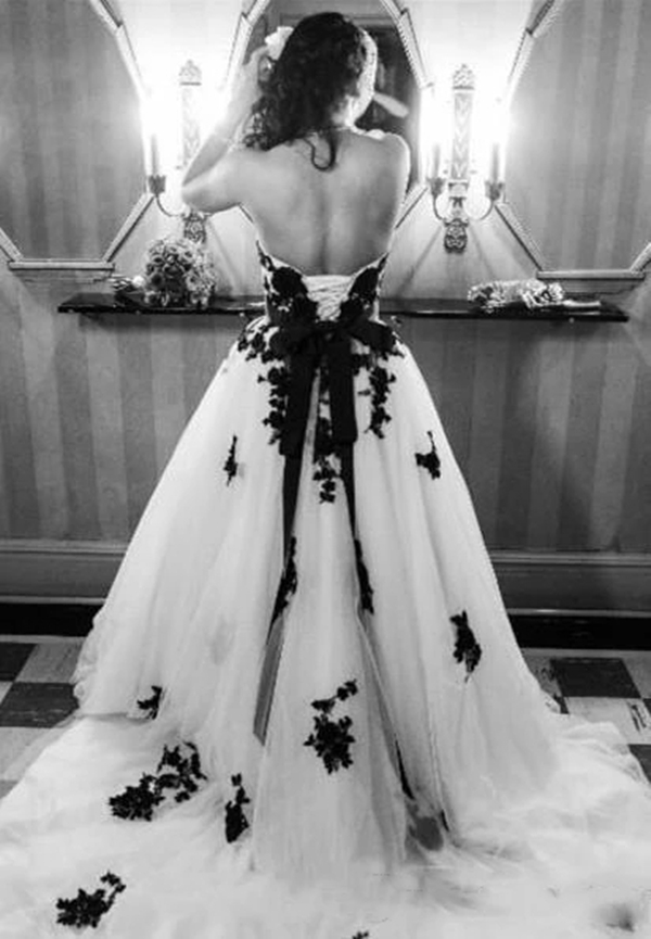 Elegant Black And Ivory A Line Wedding Dress Vintage Sweetheart Long Bridal Gowns Floral Lace Appliques Beach Bride Dresses Gothic Country Tulle Robes