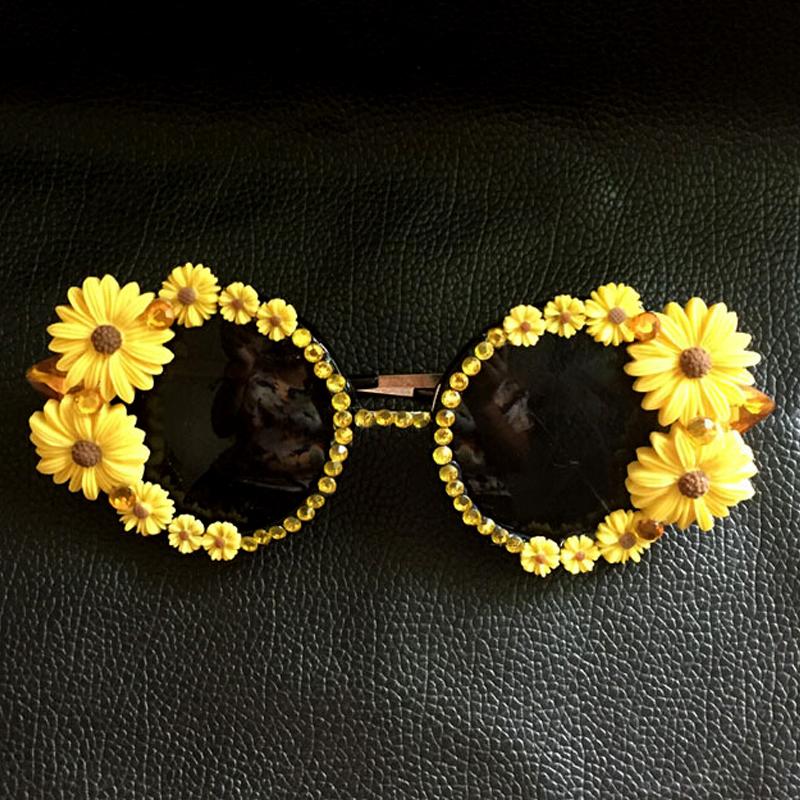2020 new retro vintage sunglasses metal flower Baroque sunglasses Chrysanthemum Rhinestone design luxury Sunny Beach
2020 new retro vintage sunglasses metal flower Baroque sunglasses Chrysanthemum Rhinestone design luxury Sunny Beach