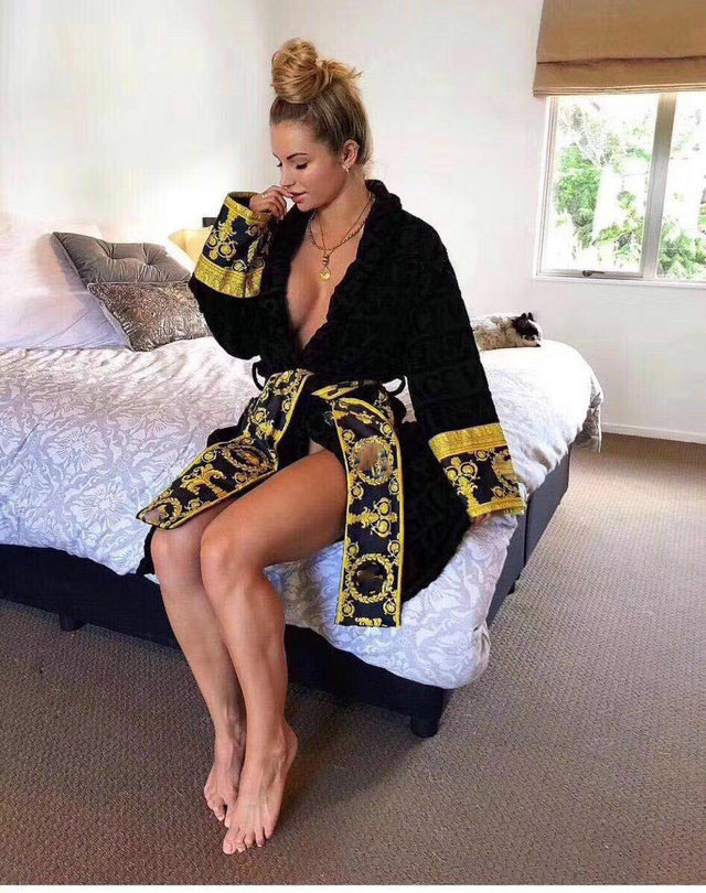 Designer clothing 5 colors 100% cotton Top quality 2021 popular women men Bath Robe Sleepwear European and American style shipping, White
Designer clothing 5 colors 100% cotton Top quality 2021 popular women men Bath Robe Sleepwear European and American style shipping, White
